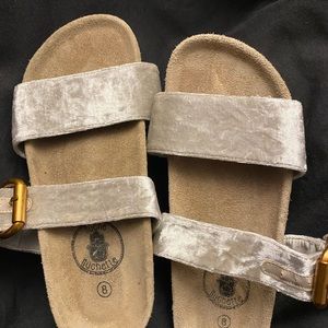 Muche Muchette-Slight lift‎ sandals with buckle strap, silver fuzzy strap